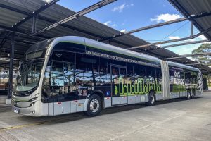 BYD e Marcopolo testam ônibus articulado 100% elétrico em Curitiba