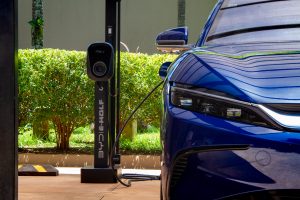 BYD celebra parceria com E-Wolf para ampliar oferta de carregadores elétricos no país