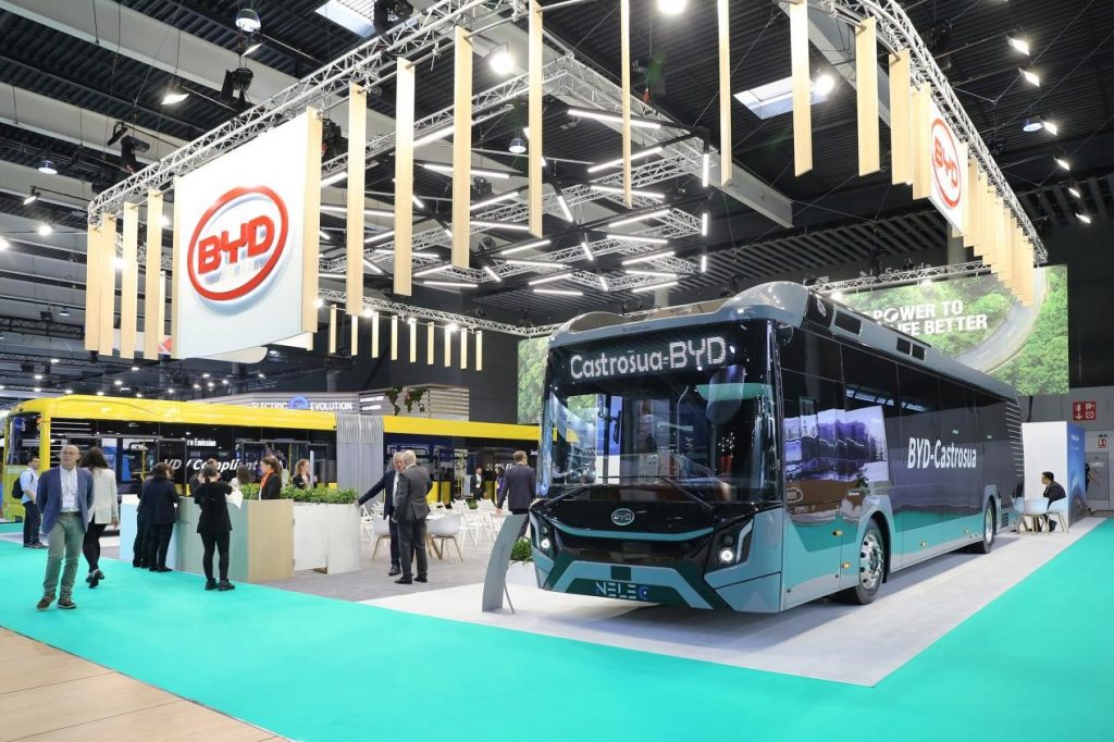 BYD apresenta inovações em ônibus elétricos na UITP 2023, em Barcelona