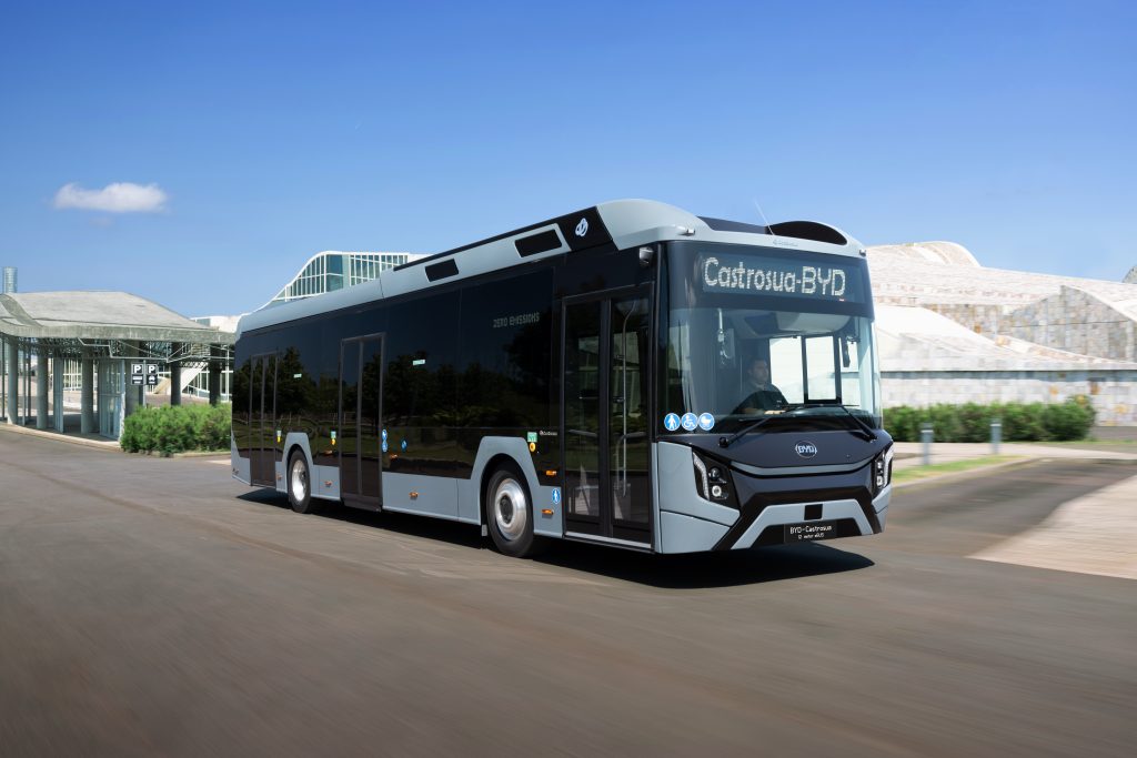 BYD lança ônibus elétrico em parceria com empresa especializada em carrocerias na Espanha