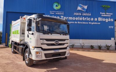 Caminhão elétrico da BYD é parte de projeto de coleta de lixo orgânico que irá alimentar usina de biogás, em Ponta Grossa, Paraná