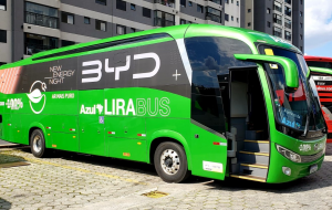 Lirabus utiliza ônibus 100% elétrico da BYD para clientes da Azul Linhas Aéreas