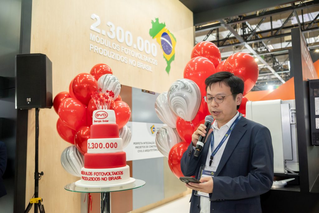 BYD comemora 2.3 milhões de módulos fotovoltaicos produzidos no Brasil