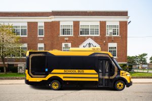 BYD apresenta seu ônibus escolar elétrico em Los Angeles, Califórnia.