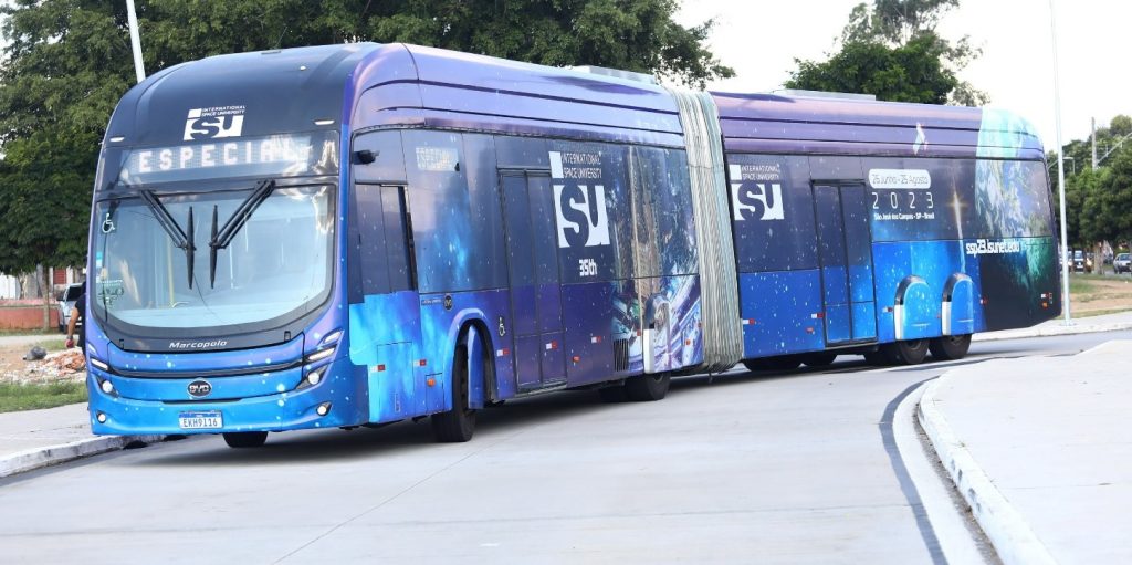 Ônibus elétrico da BYD em São José dos Campos divulga maior evento de estudos espaciais do mundo